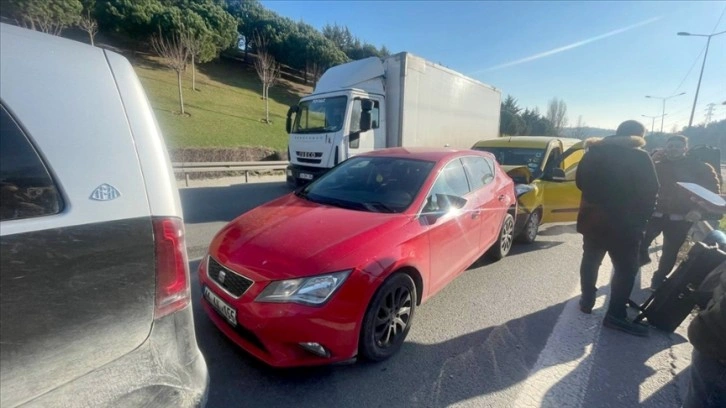 İstanbul'da TEM bağlantı yolundaki kaza nedeniyle trafik yoğunluğu oluştu