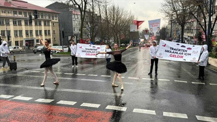 İstanbul'da trafikte bekleyenlere bale gösterisi sürprizi