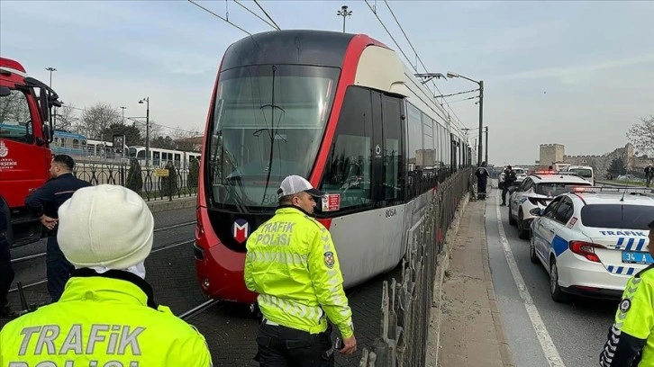 İstanbul'da tramvayın altında kalan kişi hayatını kaybetti