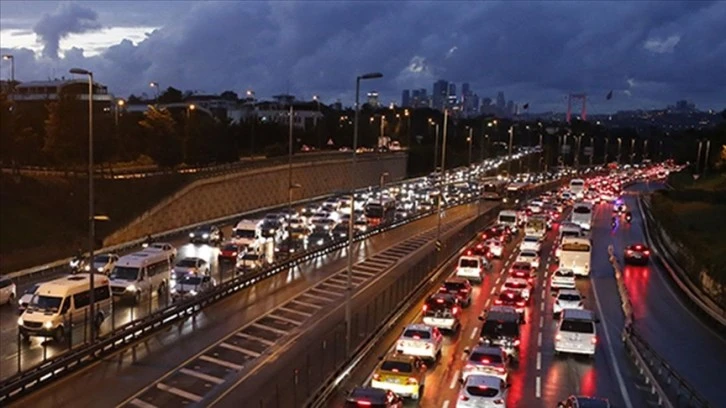 İstanbul'da yağışın da etkisiyle trafikte yoğunluk oluştu