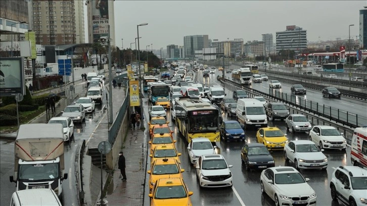 İstanbul'da yağışlı havanın da etkisiyle trafik yoğunluğu yaşanıyor