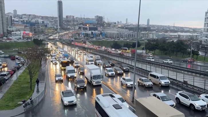 İstanbul'da yağışlı havanın etkisiyle trafik yoğunluğu yüzde 81'e çıktı