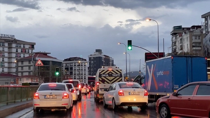 İstanbul'da yer yer etkili olan yağış trafik yoğunluğunu artırıyor