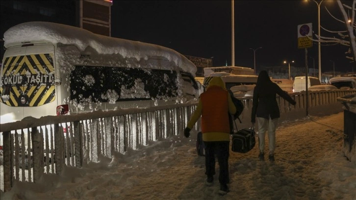 İstanbul'da yolda mahsur kalan 2 bin 716 kişi otel ve yurtlara yerleştirildi