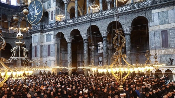 İstanbul'daki camilerde Ramazanın ilk cuma namazı kılındı