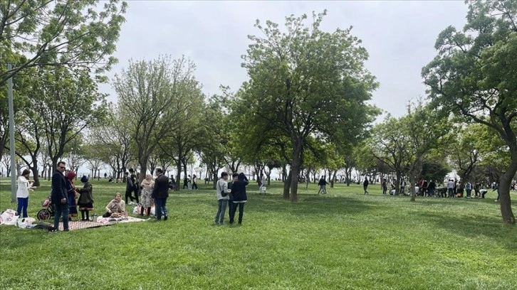 İstanbul'daki vatandaşlar bayramın ilk gününü açık havada değerlendirdi