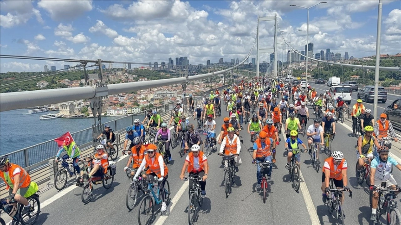 İstanbullular çevre ve trafik farkındalığı için Avrupa'dan Asya'ya pedal bastı