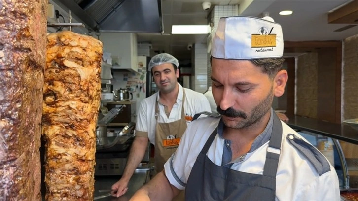 İstanbulluları bunaltan sıcaklıklar en çok ocakbaşında çalışanları zorluyor