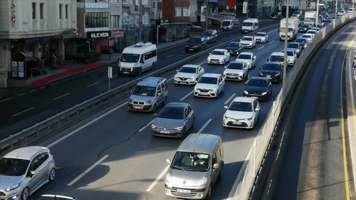 İstanbul'un bazı bölgelerinde haftanın ilk iş gününde trafik yoğunluğu yaşanıyor