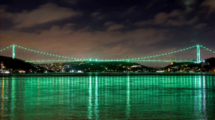 İstanbul’un köprüleri skolyoz hastalığına dikkati çekti