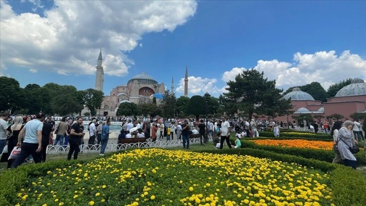 İstanbul'un tarihi ve turistik bölgelerinde bayram yoğunluğu