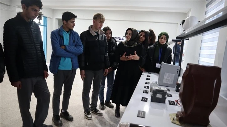 İstihdam garantili lisede kurulan elektrik atölyesinde mesleği uygulamalı öğreniyorlar