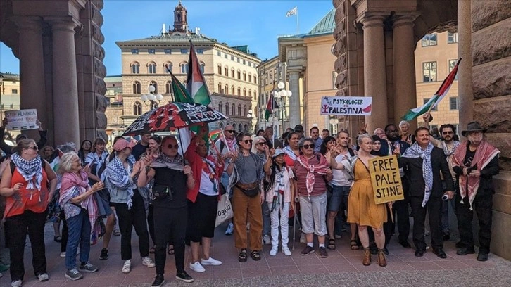 İsveç Parlamentosu önünde hükümet İsrail'e desteği nedeniyle protesto edildi