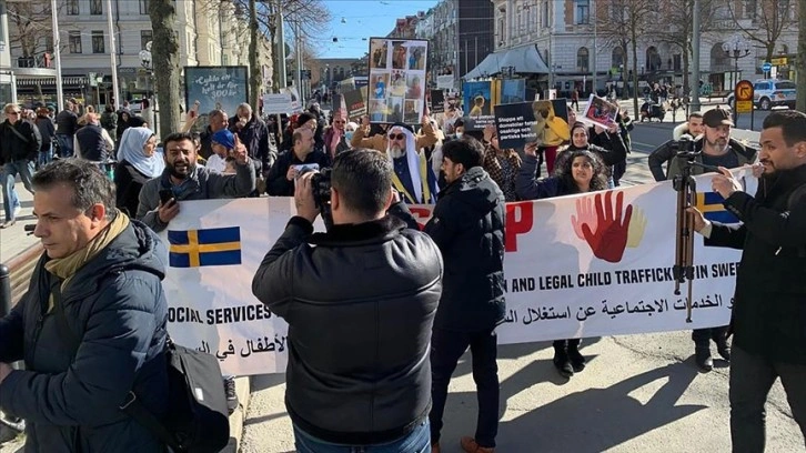 İsveç'te çocukları ellerinden alınan aileler gösterilerine devam ediyor