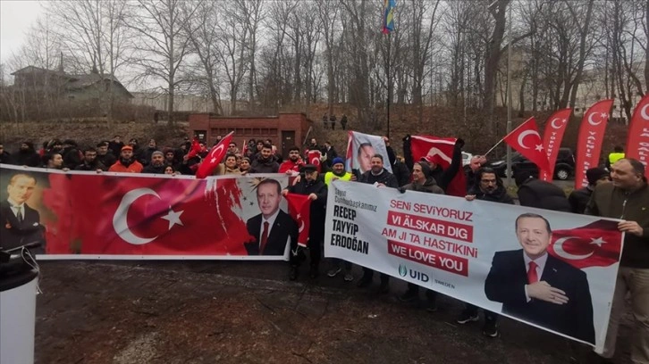 İsveç'te terör örgütü PKK/YPG destekçilerinin provokasyonu protesto edildi
