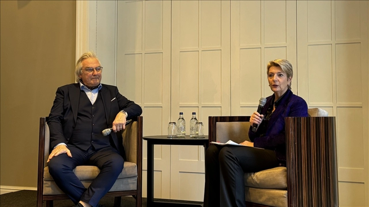 İsviçre Konfederasyonu Başkanı Keller-Sutter, Bern'de uluslararası gazetecilerle bir araya geld