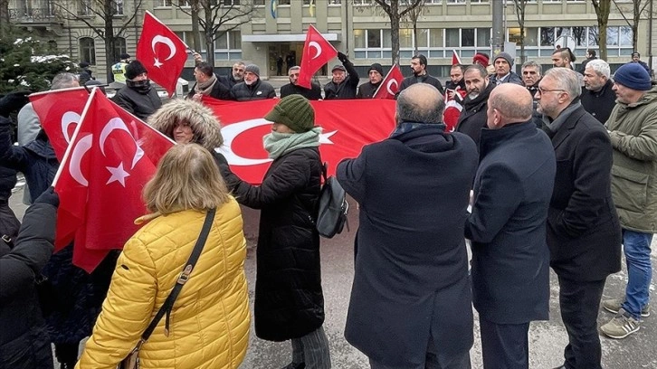 İsviçre'deki Türk toplumu, Kur'an-ı Kerim'in yakılmasını İsveç Büyükelçiliği önünde p