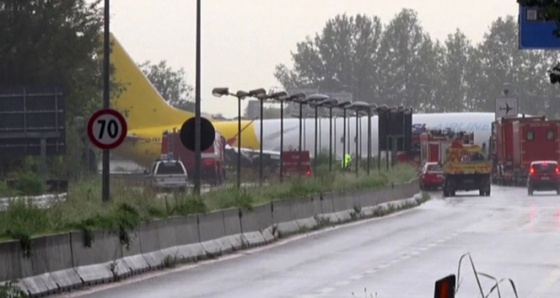 İtalya’da pistten çıkan uçak otoyola girdi
