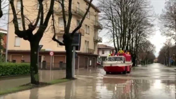 İtalya olumsuz hava koşullarına teslim oldu: 1 ölü