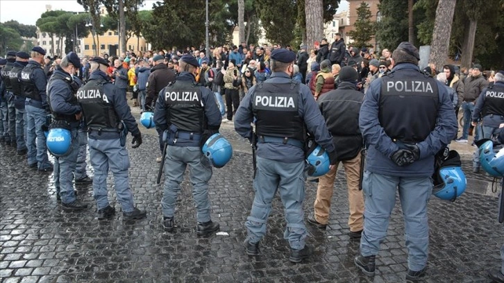 İtalya'da aşı karşıtlarından başkent Roma'da protesto