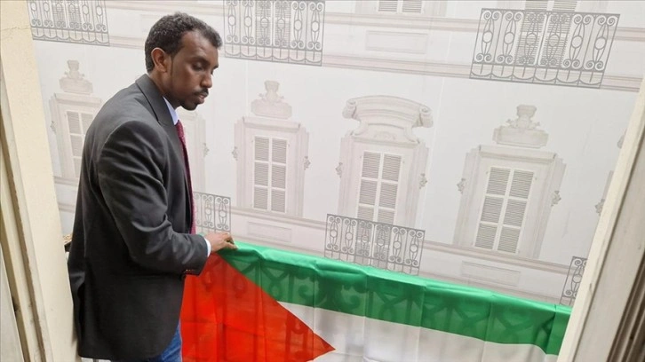 İtalya'da bir büyük kent belediyesine daha Filistin bayrağı asıldı