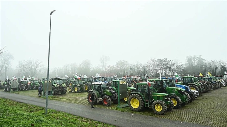 İtalya'da çiftçiler, AB'nin tarım politikalarına karşı traktörleriyle yollara döküldü