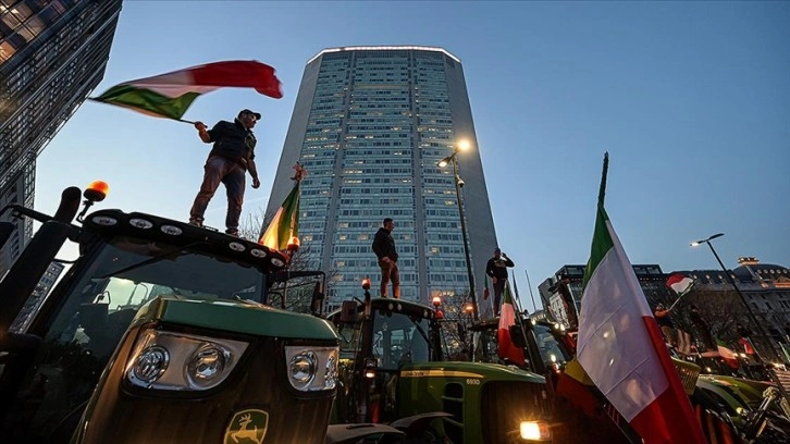 İtalya'da çiftçiler protestolarını, traktör konvoyuyla başkent Roma'ya taşıyor