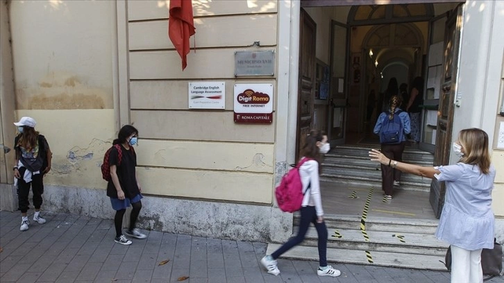 İtalya'da kapalı alanlarda maske kullanma zorunluluğu haziran ortasına kadar uzatıldı