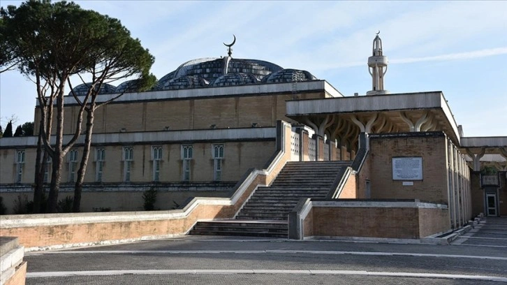 İtalya'da Müslümanlar Ramazan ve Kurban bayramlarında Roma Büyük Cami'ye akın ediyor