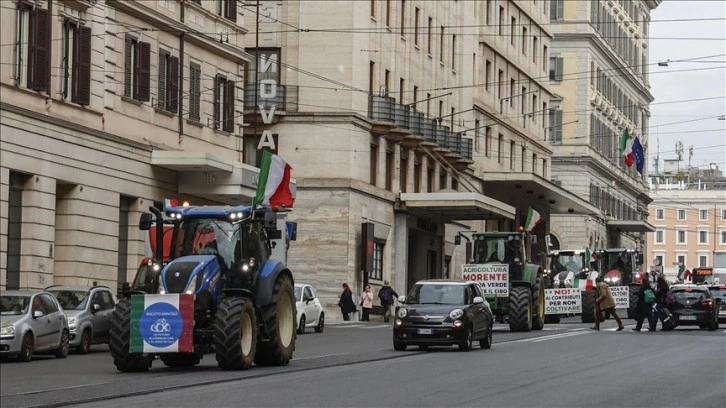 İtalyan çiftçiler, Roma'da sembolik protesto konvoyu yaptı