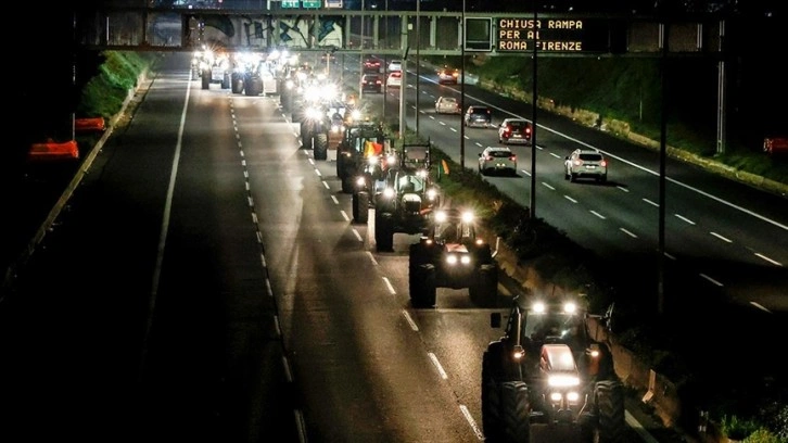 İtalyan çiftçiler traktörleriyle Roma çevre yolunda konvoy yaptı