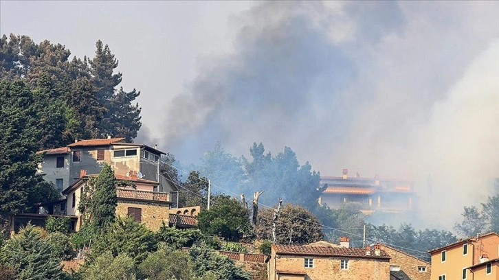 İtalya'nın güney bölgelerinde etkili olan orman yangınları nedeniyle 4 kişi öldü