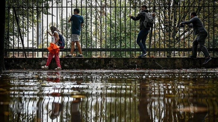 İtalya'nın kuzeyi olumsuz hava şartlarıyla, güneyi ise yangınlarla mücadele ediyor