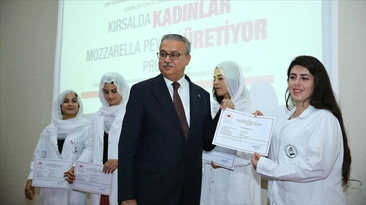 İtalyanların dünyaca ünlü mozzarella peynirini üretecek Diyarbakırlı kadınlara sertifika