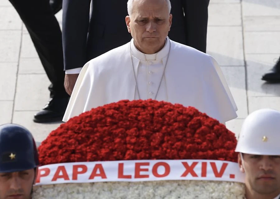 İtikatta Papa’ya karşı, amelde Noel aşığı! -Emin Batur yazdı-