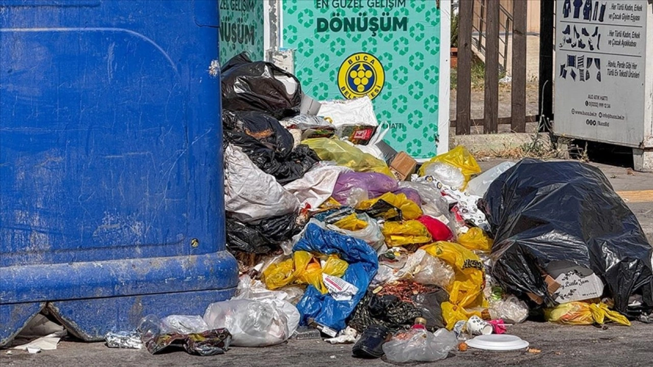 İzmir Buca'da işçilerin grevi nedeniyle oluşan çöp yığınları tepkilere neden oluyor