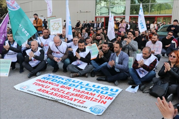İzmir Büyükşehir Belediyesi çalışanları oturma eylemi yaptı