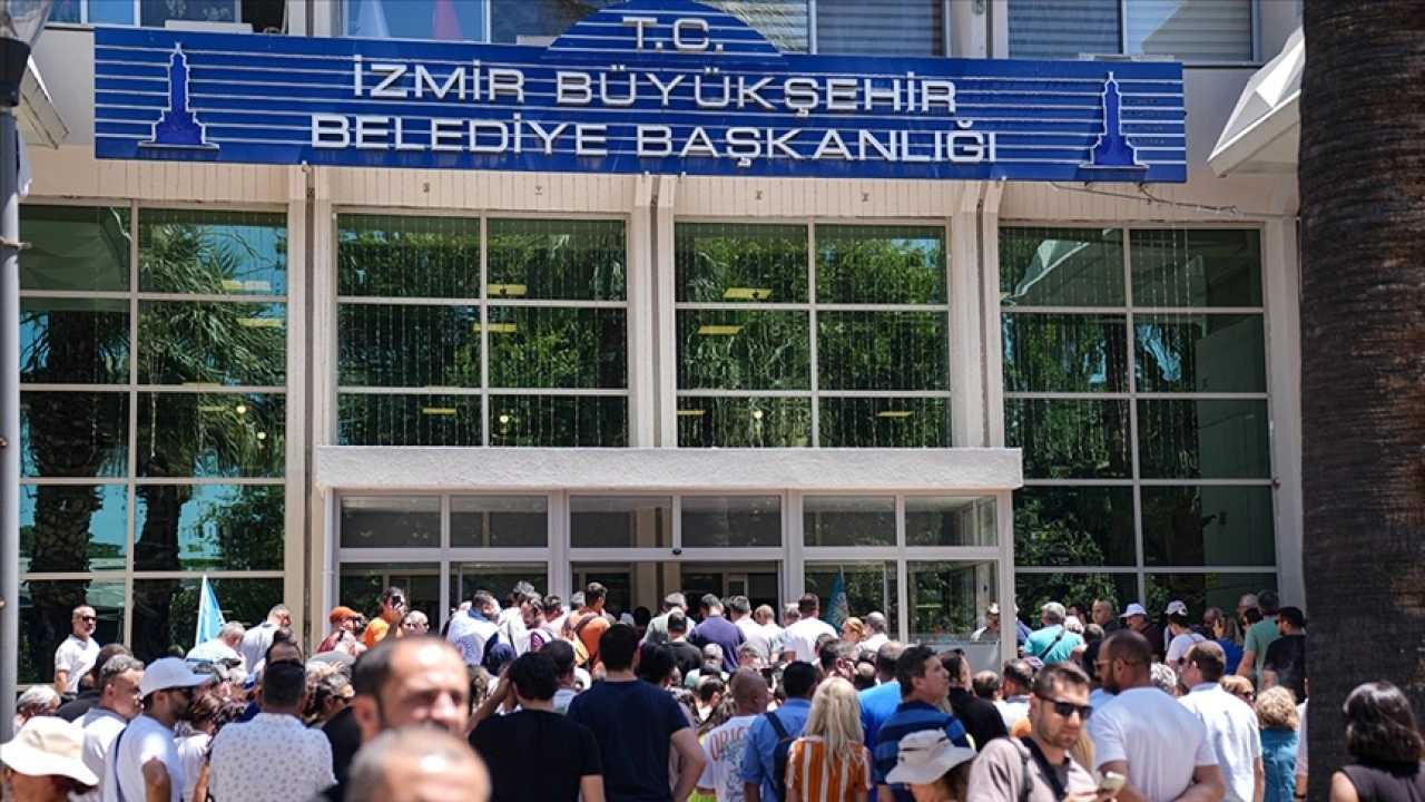 İzmir Büyükşehir Belediyesinde 1000'den fazla işçinin işten çıkarılması kararlaştırıldı