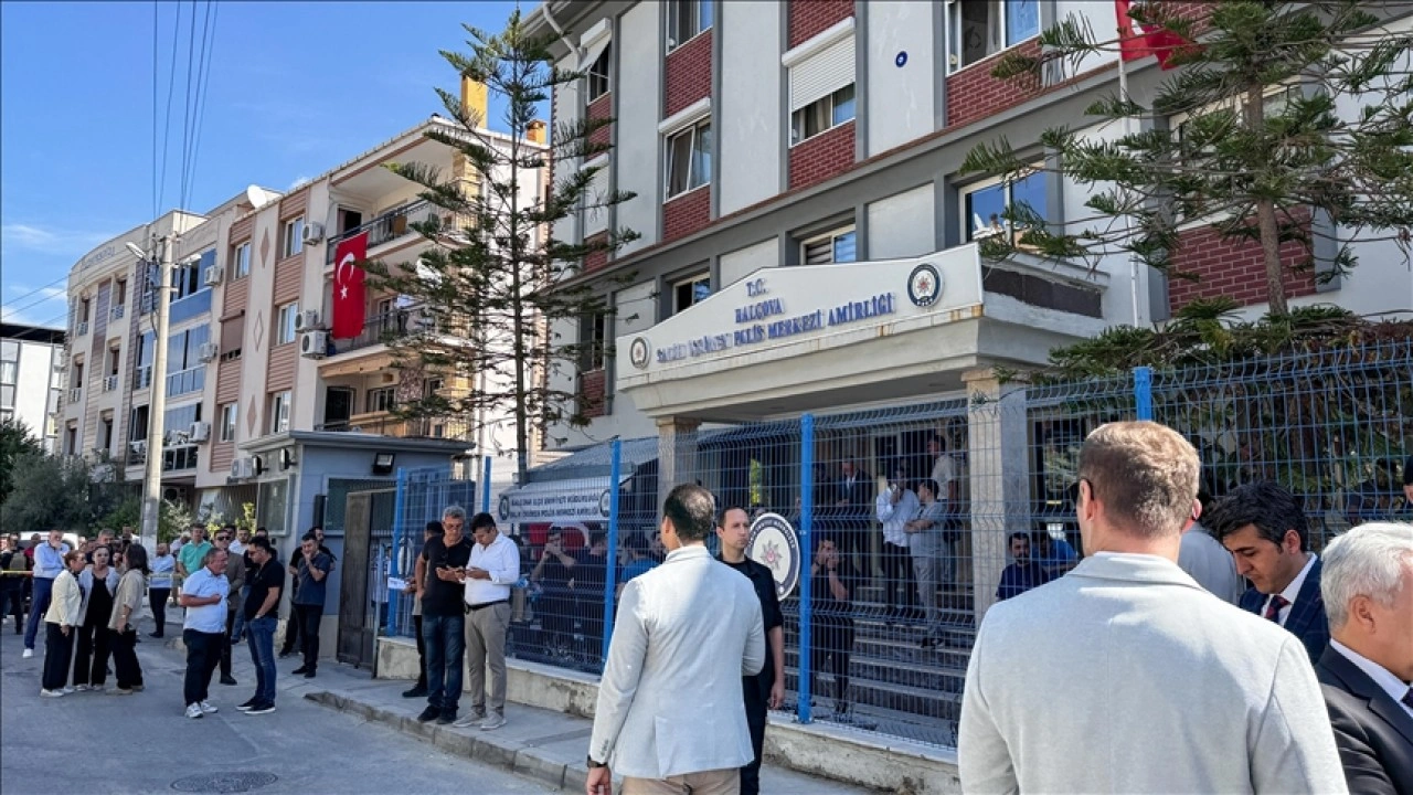 İzmir'de 2 polisin şehit olduğu silahlı saldırı soruşturmasında gözaltı sayısı 27'ye yükse