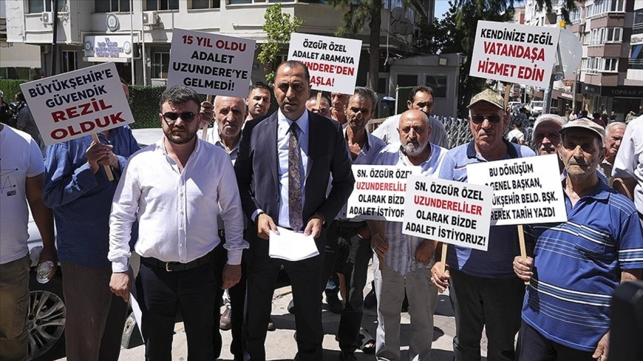 İzmir'de 2011'den bu yana konut bekleyen kentsel dönüşüm mağdurlarından açıklama