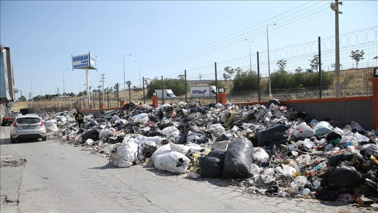 İzmir'de Ayakkabıcılar Sitesi'nde atık yığınları oluştu