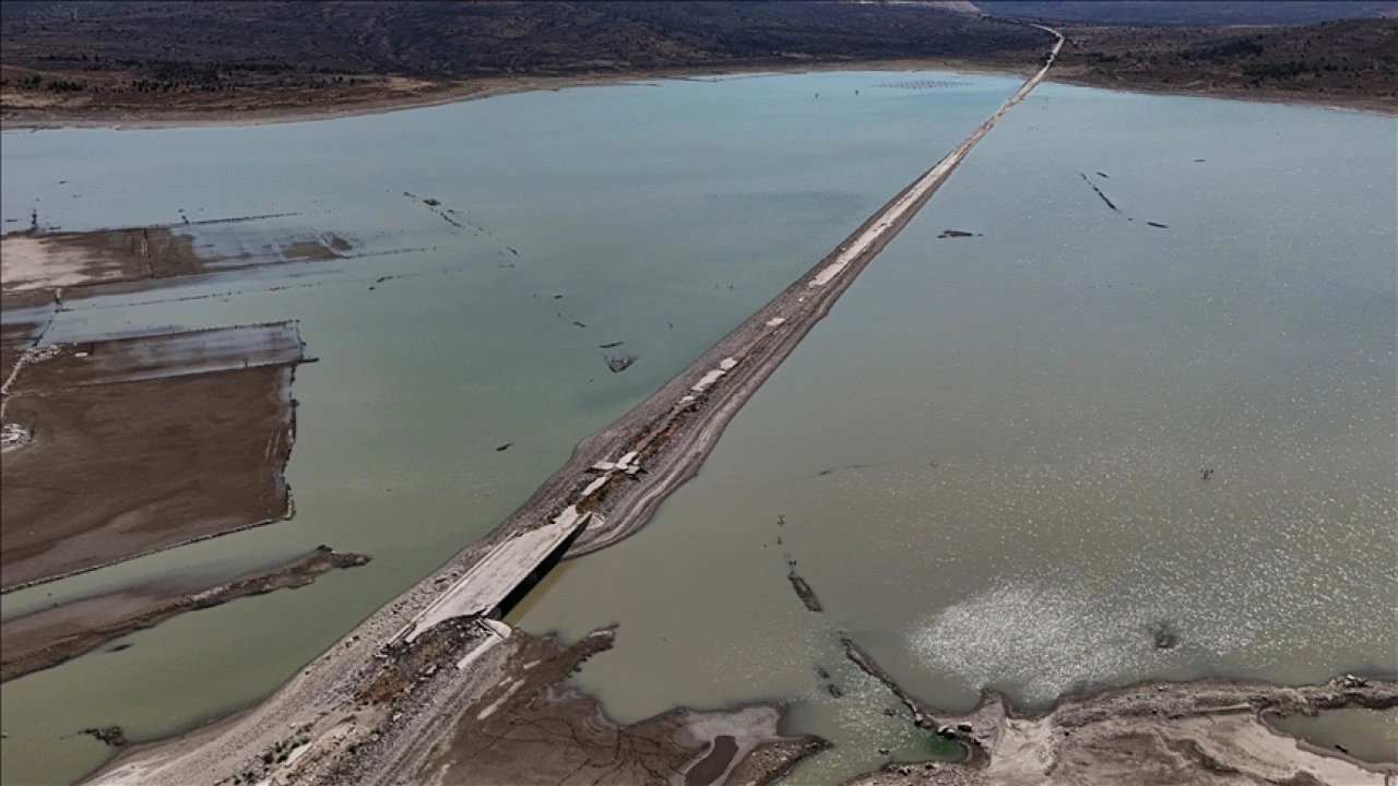 İzmir'de barajda su seviyesi düşünce eski İzmir-Çeşme kara yolu ortaya çıktı