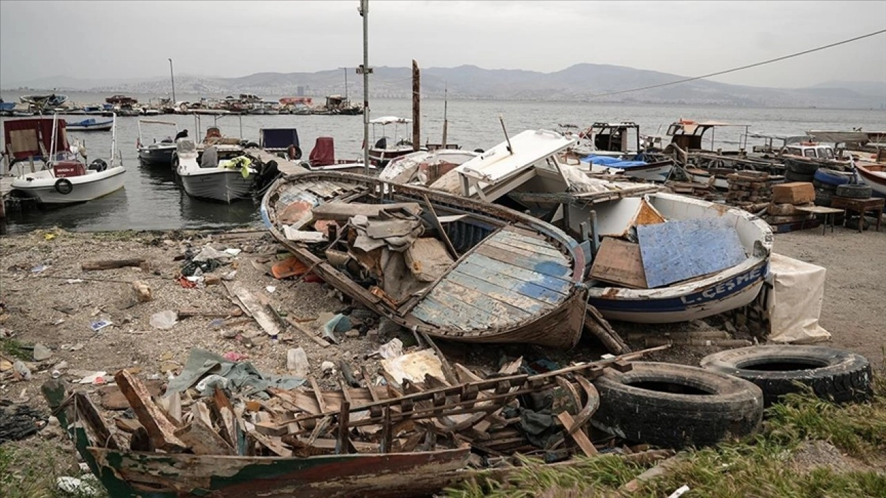 İzmir'de barınaklarda çevreyi ve güvenliği tehdit eden atıl tekneler toplatılıyor