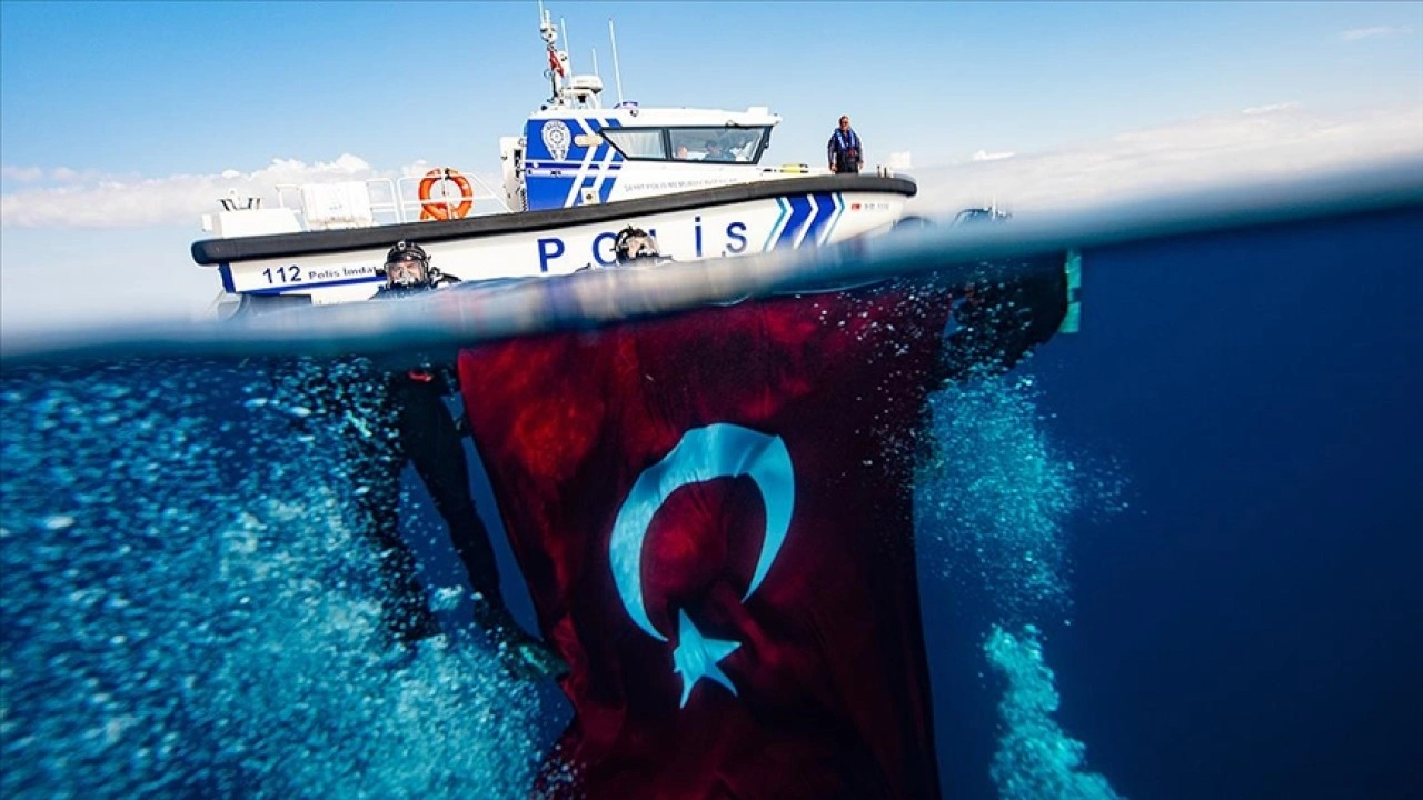 İzmir'de deniz polisleri 29 Ekim'i su altında bayrak açarak kutladı