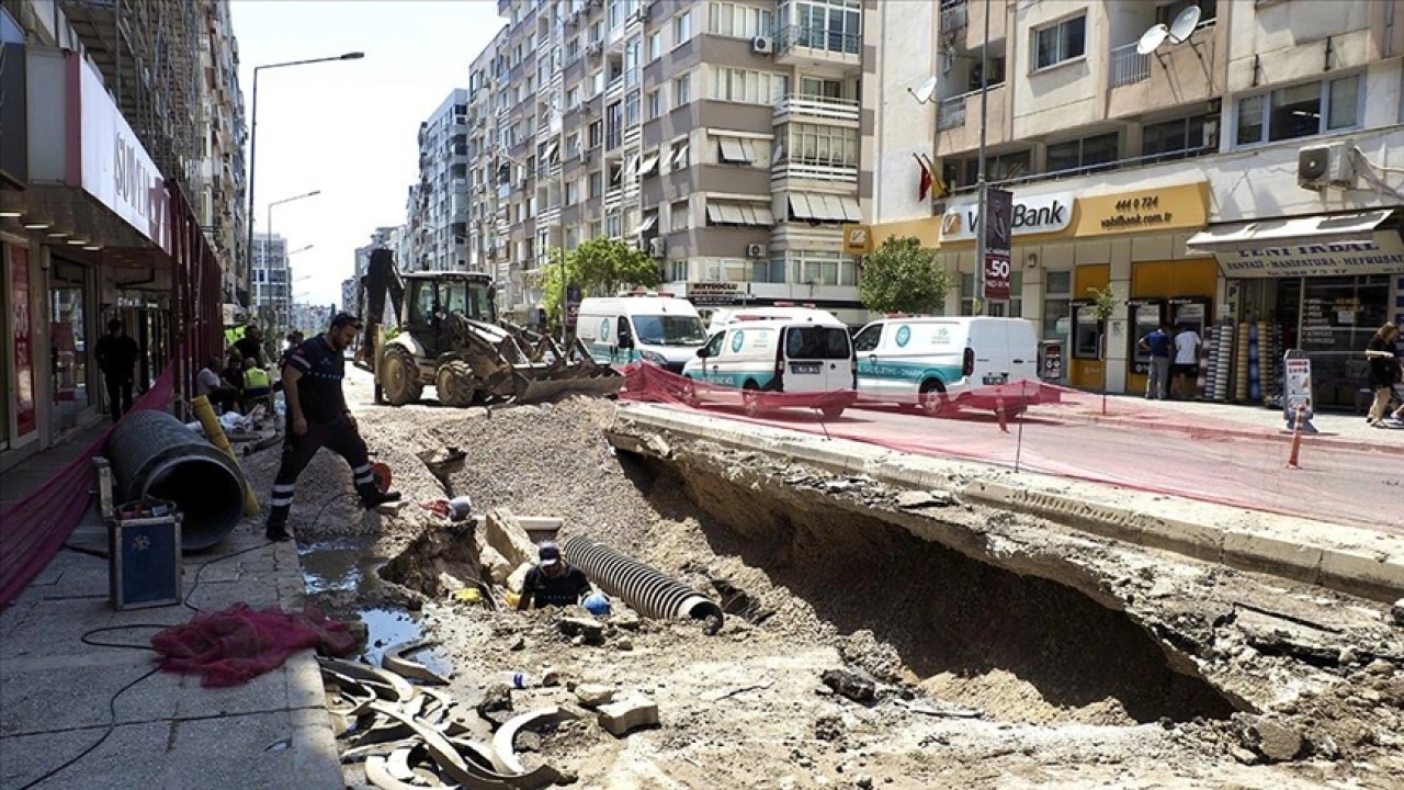İzmir'de doğal gaz borusunda meydana gelen patlama trafiği aksatıyor