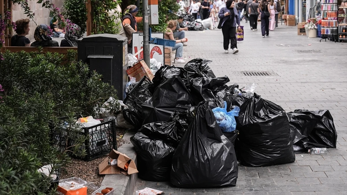 İzmir'de işçilerin greve gitmesiyle cadde ve sokaklarda çöp yığınları oluştu