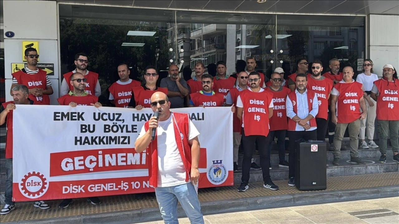 İzmir'de Karşıyaka Belediyesi işçileri maaşlarını alamadıkları gerekçesiyle eylem yaptı