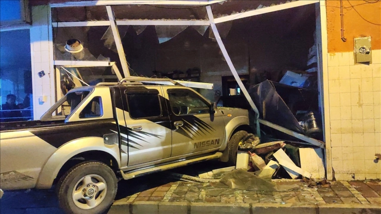 İzmir'de kontrolden çıkan pikap iş yerinin deposuna girdi