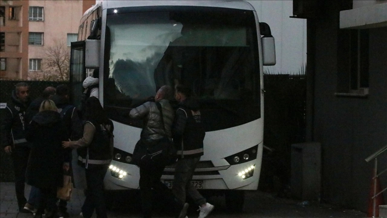 İzmir'de "kooperatif" soruşturmasında g&ouml;zaltına alınan 9 ş&uuml;pheli adliyede