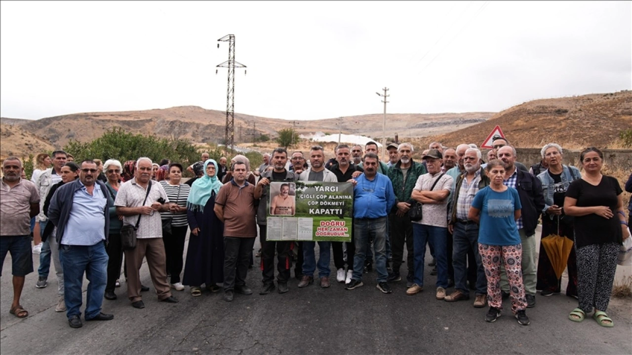 İzmir'de mahalle sakinleri çöp depolama alanının yolunu kapattı